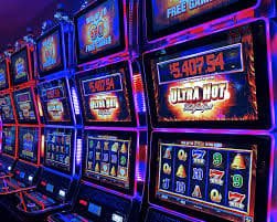 Meja Teen Patti live di sekolah togel dengan dealer profesional dan multiple camera angles menampilkan permainan kartu secara real-time